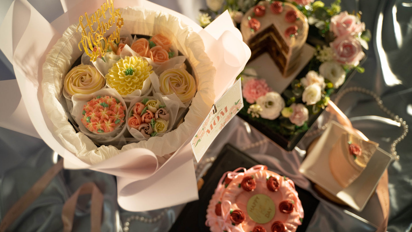Dessert bouquet of tarts and macarons wrapped in floral paper — Elevete Patisserie